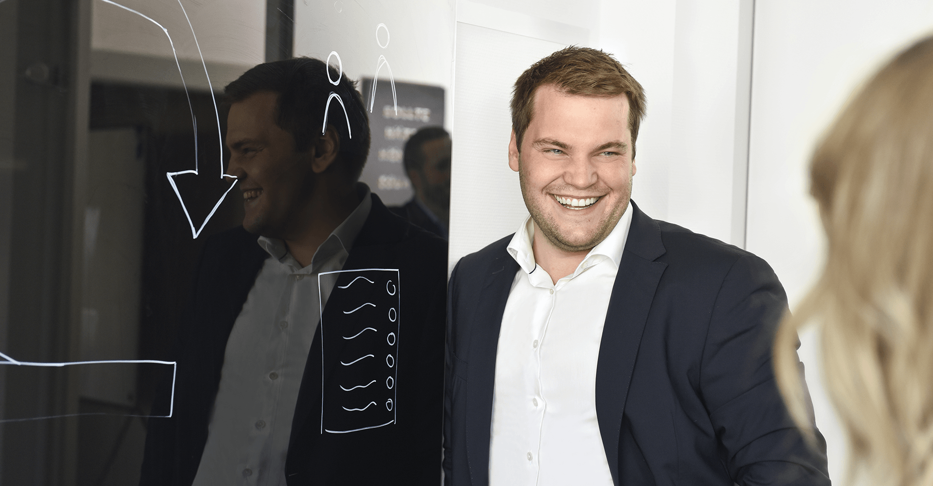 Benjamin Jaspers vor einem Smartboard